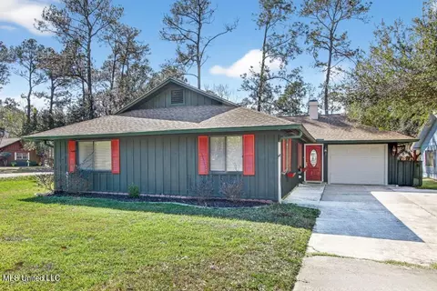 1 Stag Ct, Diamondhead, MS 39525
