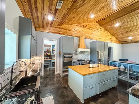Kitchen - 438 Gulde Shiloh Rd, Brandon, MS 39042 photo 3 of 4