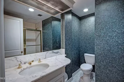 Bath - 1200 Meadowbrook Rd #24, Jackson, MS 39206 photo 1 of 3
