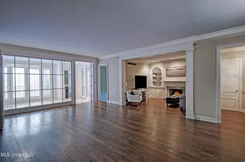 Living - 1200 Meadowbrook Rd #24, Jackson, MS 39206 photo 6 of 7
