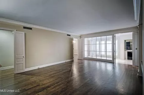 Living - 1200 Meadowbrook Rd #24, Jackson, MS 39206 photo 5 of 7