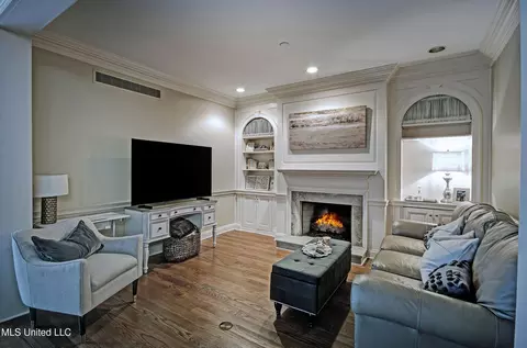 Living - 1200 Meadowbrook Rd #24, Jackson, MS 39206 photo 4 of 7