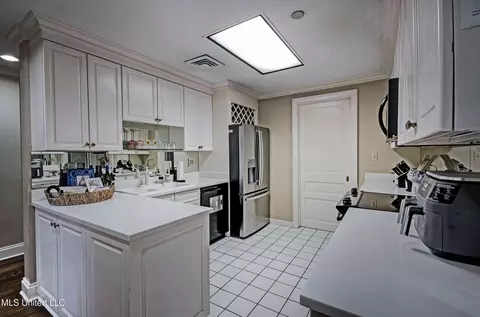 Kitchen - 1200 Meadowbrook Rd #24, Jackson, MS 39206 photo 1 of 2