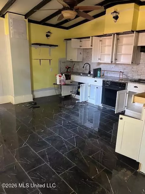 Kitchen - 489 Peyton Rd, Coldwater, MS 38618 photo 2 of 2