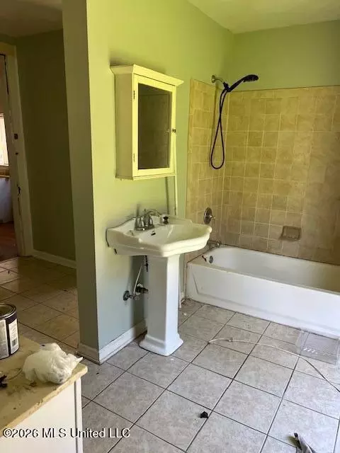 Bath - 489 Peyton Rd, Coldwater, MS 38618 photo 1 of 1