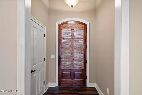 Entry Way - 529 Willow Valley Cir, Brandon, MS 39047 photo 2 of 3