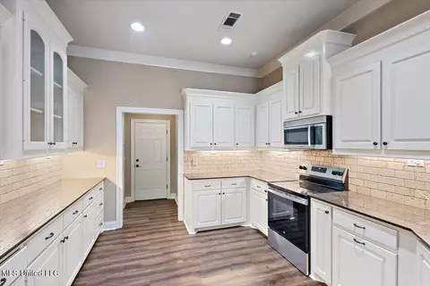 Entry Way - 529 Willow Valley Cir, Brandon, MS 39047 photo 3 of 3