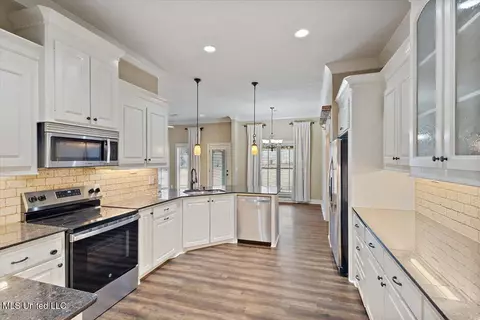 Kitchen - 529 Willow Valley Cir, Brandon, MS 39047 photo 2 of 2