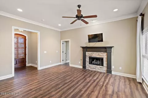 Living - 529 Willow Valley Cir, Brandon, MS 39047 photo 1 of 2