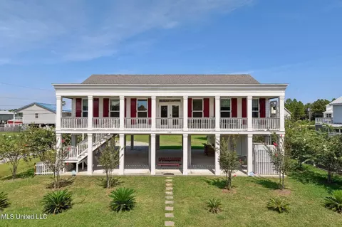 500 Fell St, Waveland, MS 39576