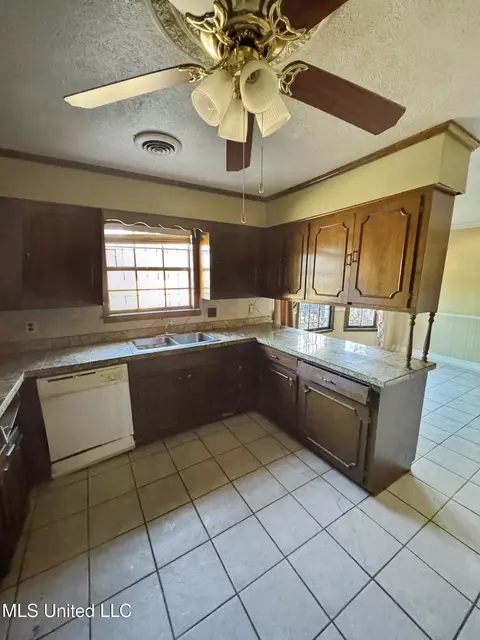 Kitchen - 980 Royal Oak Dr, Jackson, MS 39209 photo 2 of 2