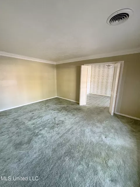 Living - 980 Royal Oak Dr, Jackson, MS 39209 photo 2 of 7