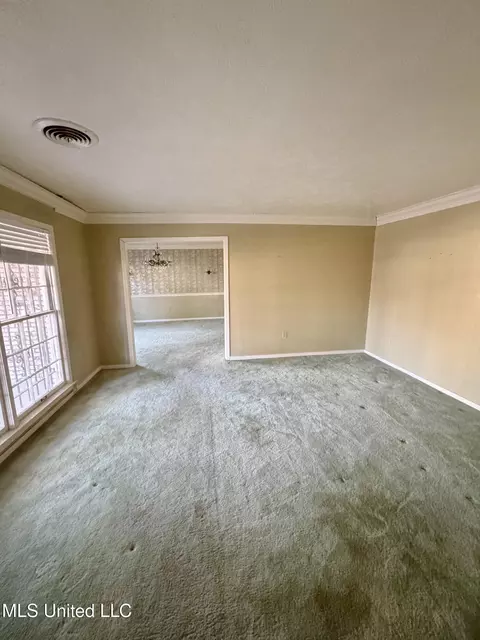 Living - 980 Royal Oak Dr, Jackson, MS 39209 photo 1 of 7
