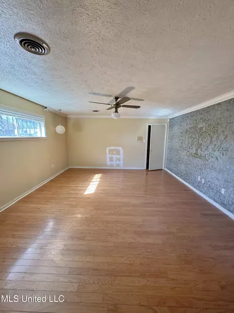 Living - 980 Royal Oak Dr, Jackson, MS 39209 photo 7 of 7