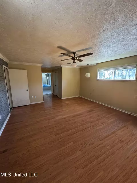 Living - 980 Royal Oak Dr, Jackson, MS 39209 photo 4 of 7