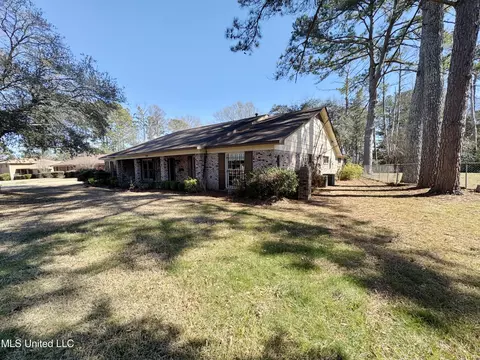 Exterior - 980 Royal Oak Dr, Jackson, MS 39209 photo 2 of 6