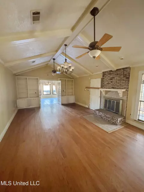 Living - 980 Royal Oak Dr, Jackson, MS 39209 photo 3 of 7