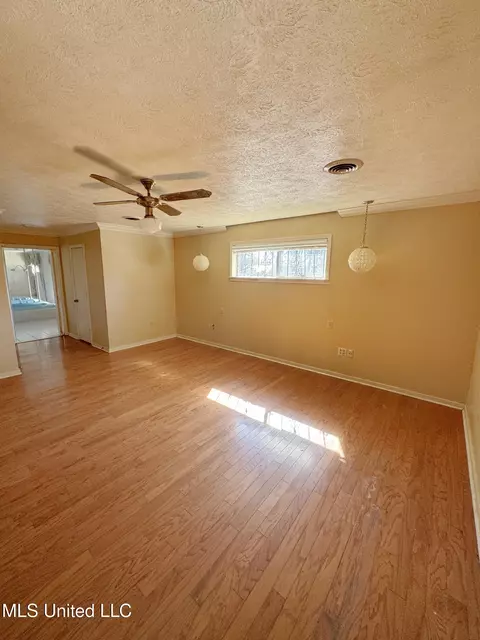 Living - 980 Royal Oak Dr, Jackson, MS 39209 photo 5 of 7