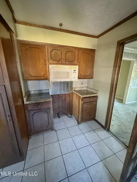 Kitchen - 980 Royal Oak Dr, Jackson, MS 39209 photo 1 of 2