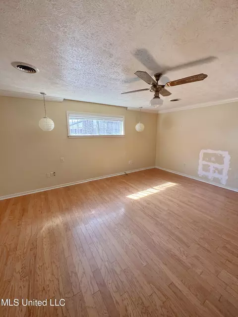 Living - 980 Royal Oak Dr, Jackson, MS 39209 photo 6 of 7