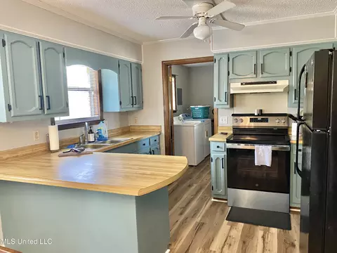Kitchen - 2221 Highway 63, Lucedale, MS 39452 photo 7 of 8
