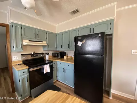 Kitchen - 2221 Highway 63, Lucedale, MS 39452 photo 3 of 8