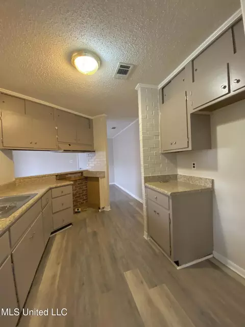 Kitchen - 4316 Knowlcrest Dr, Moss Point, MS 39562 photo 5 of 5