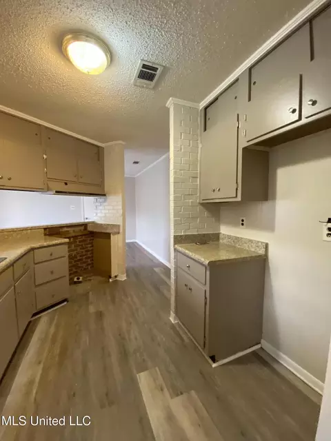 Kitchen - 4316 Knowlcrest Dr, Moss Point, MS 39562 photo 4 of 5
