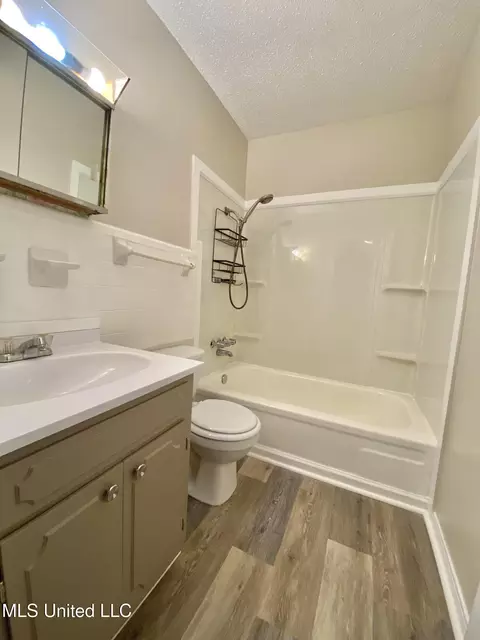 Bath - 4316 Knowlcrest Dr, Moss Point, MS 39562 photo 1 of 2