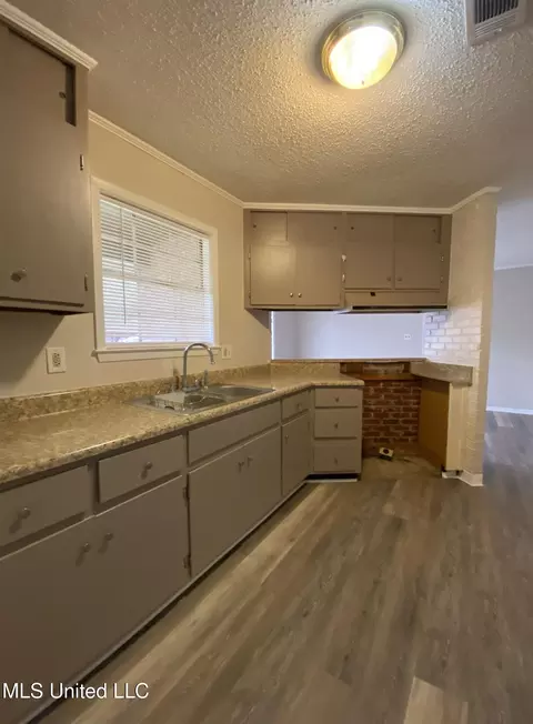 Kitchen - 4316 Knowlcrest Dr, Moss Point, MS 39562 photo 3 of 5