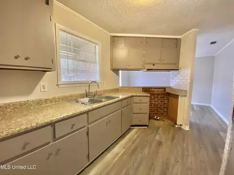 Kitchen - 4316 Knowlcrest Dr, Moss Point, MS 39562 photo 2 of 5
