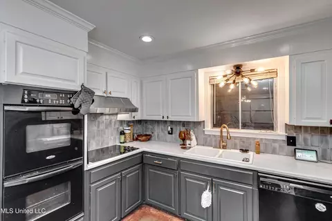 Kitchen - 1429 E Northside Dr, Jackson, MS 39211 photo 3 of 7