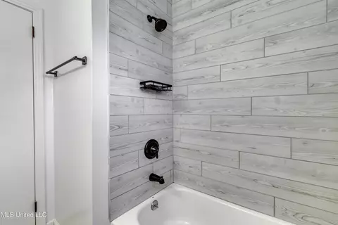 Bath - 1429 E Northside Dr, Jackson, MS 39211 photo 1 of 3
