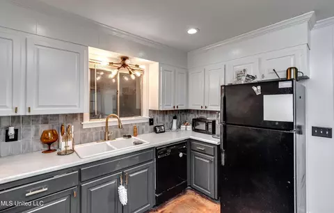 Kitchen - 1429 E Northside Dr, Jackson, MS 39211 photo 5 of 7
