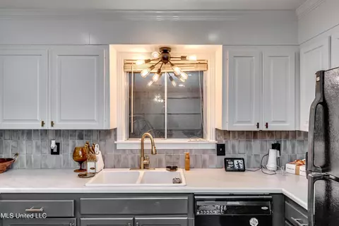 Kitchen - 1429 E Northside Dr, Jackson, MS 39211 photo 4 of 7