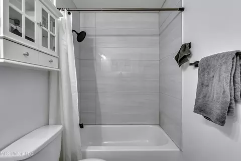 Bath - 1429 E Northside Dr, Jackson, MS 39211 photo 2 of 3