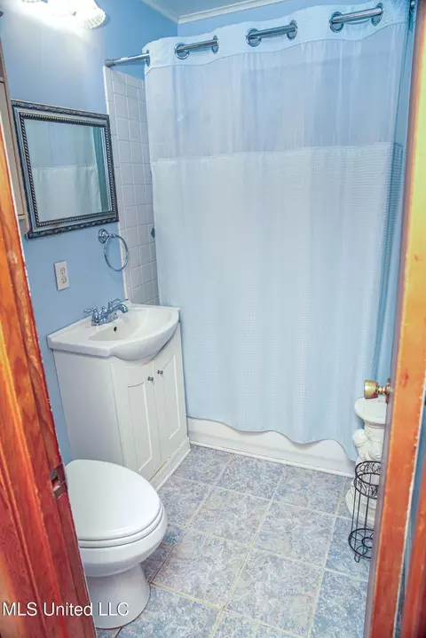 Bath - 480 Universal St, Mccomb, MS 39648 photo 4 of 7