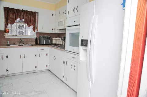 Kitchen - 480 Universal St, Mccomb, MS 39648 photo 4 of 5