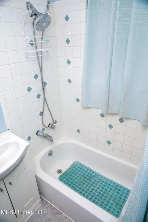 Bath - 480 Universal St, Mccomb, MS 39648 photo 3 of 7