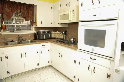 Kitchen - 480 Universal St, Mccomb, MS 39648 photo 5 of 5