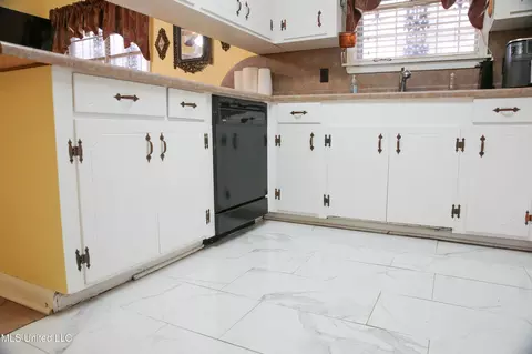 Kitchen - 480 Universal St, Mccomb, MS 39648 photo 3 of 5