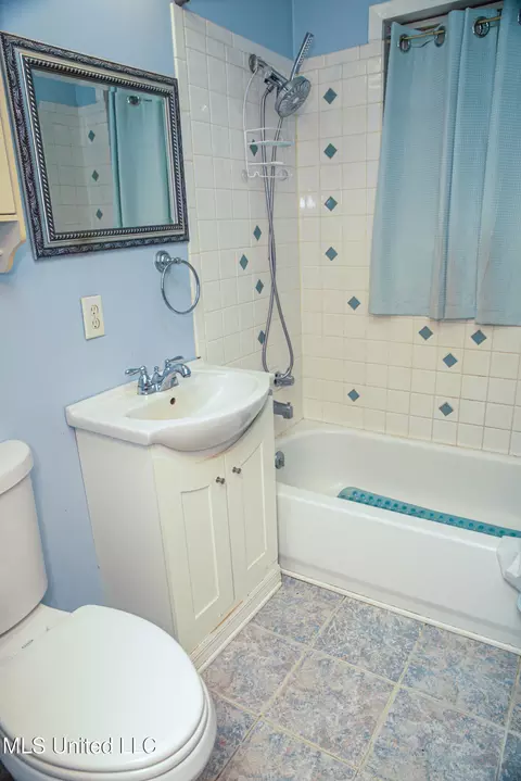 Bath - 480 Universal St, Mccomb, MS 39648 photo 2 of 7