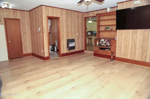 Living - 480 Universal St, Mccomb, MS 39648 photo 4 of 5