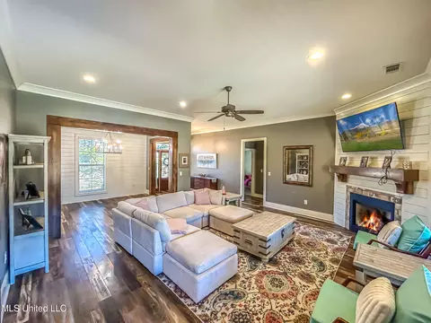 Living - 154 Saddle Ridge Dr, Florence, MS 39073 photo 1 of 2