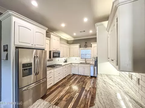 Kitchen - 154 Saddle Ridge Dr, Florence, MS 39073 photo 3 of 3