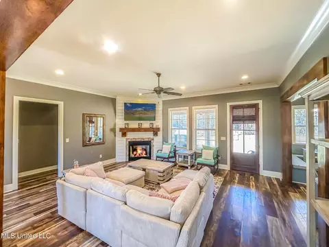 Living - 154 Saddle Ridge Dr, Florence, MS 39073 photo 2 of 2