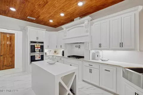 Kitchen - 111 Pecan Rdg, Brandon, MS 39047 photo 3 of 6