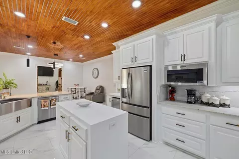 Kitchen - 111 Pecan Rdg, Brandon, MS 39047 photo 5 of 6