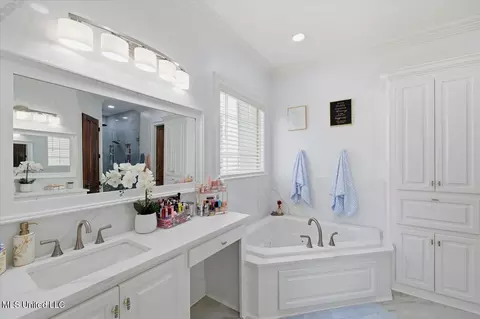 Bath - 111 Pecan Rdg, Brandon, MS 39047 photo 3 of 12
