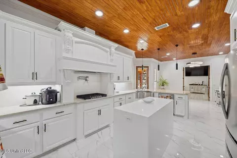 Kitchen - 111 Pecan Rdg, Brandon, MS 39047 photo 6 of 6